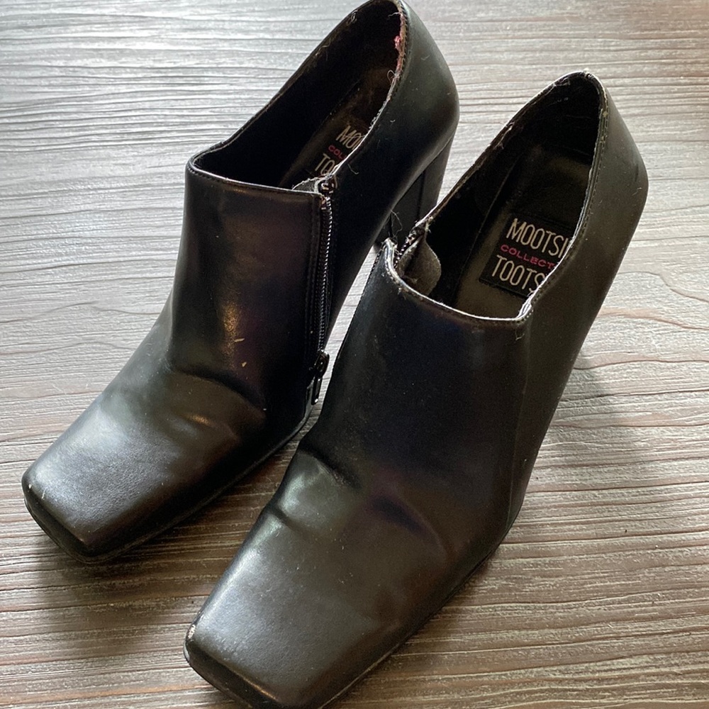 Mootsies Tootsies collection black square toed booties in size 7.